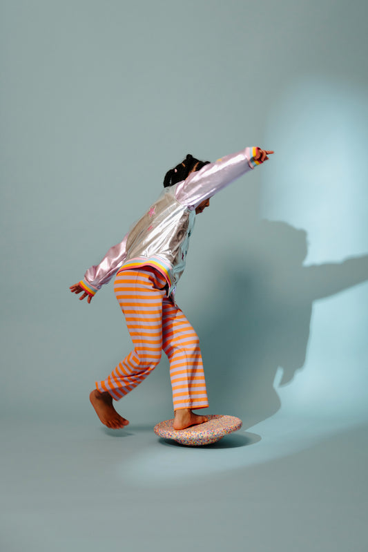 Vaikas balansuoja ant Stapelstein balansinės lentos