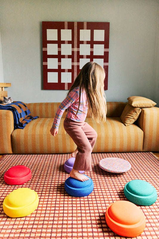Vaikas žaidžia su Stapelstein balansiniais elementais