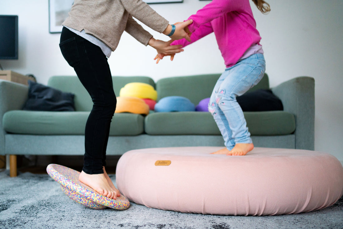 Judrūs žaidimai namuose, kai oras priverčia likti viduje 🌧️